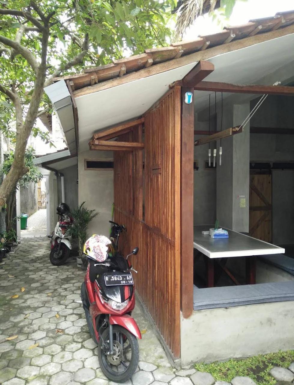 Hostel Trava House Yogyakarta Exterior foto